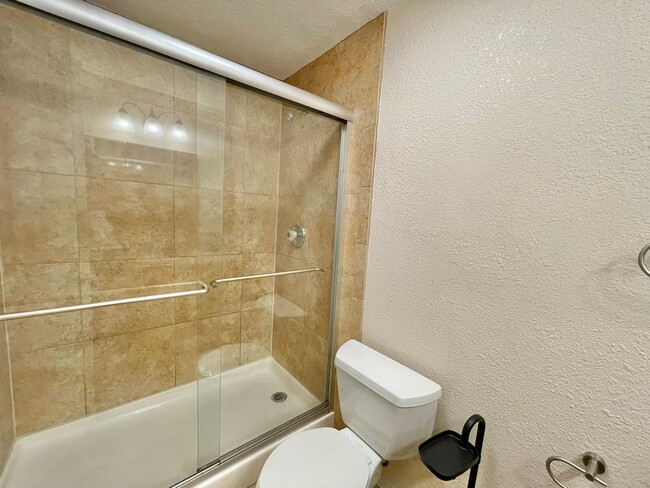 Building Photo - Beautifully remodeled south-facing unit, a...