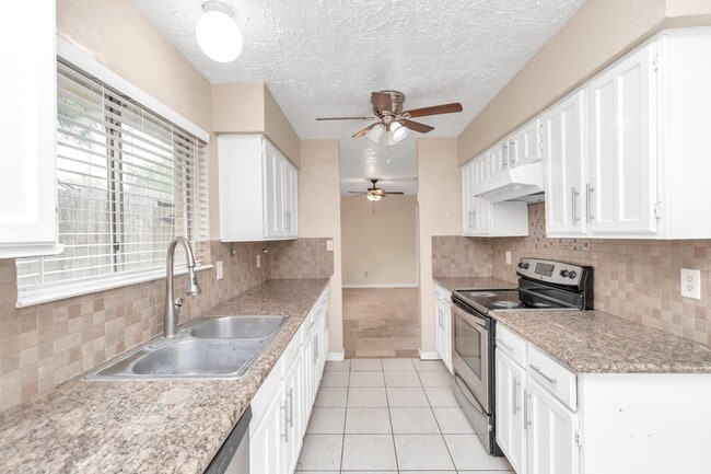 Building Photo - 13411 Splintered Oak Dr