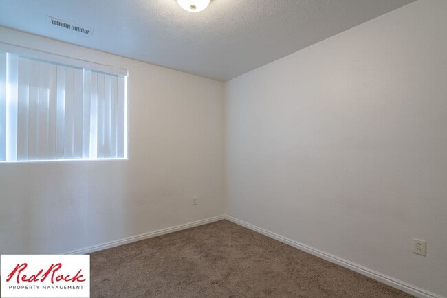 Building Photo - Spacious 3 Bedroom Townhome in Central St....