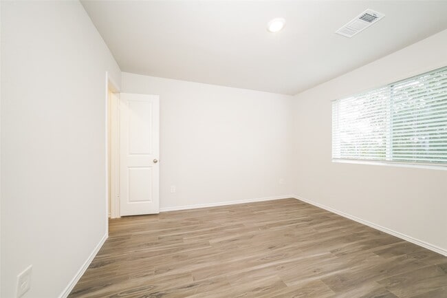 Building Photo - 1228 Narrow Hts Dr