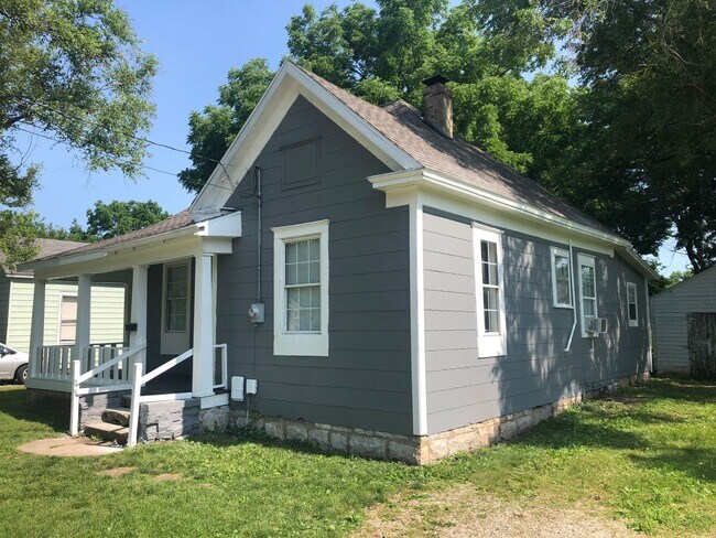 Building Photo - 1832 W Chestnut St