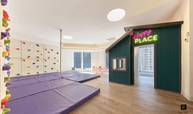 Building Photo - 150 W 56th St