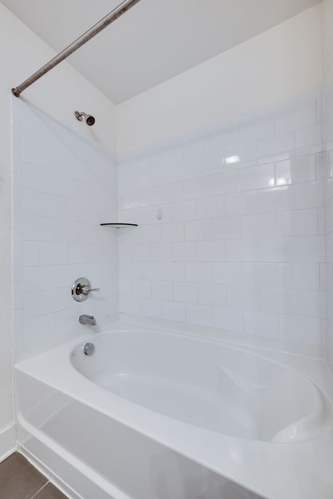 Building Photo - Beautiful 2BE/2.5BA townhouse located in the very desirable Nations!