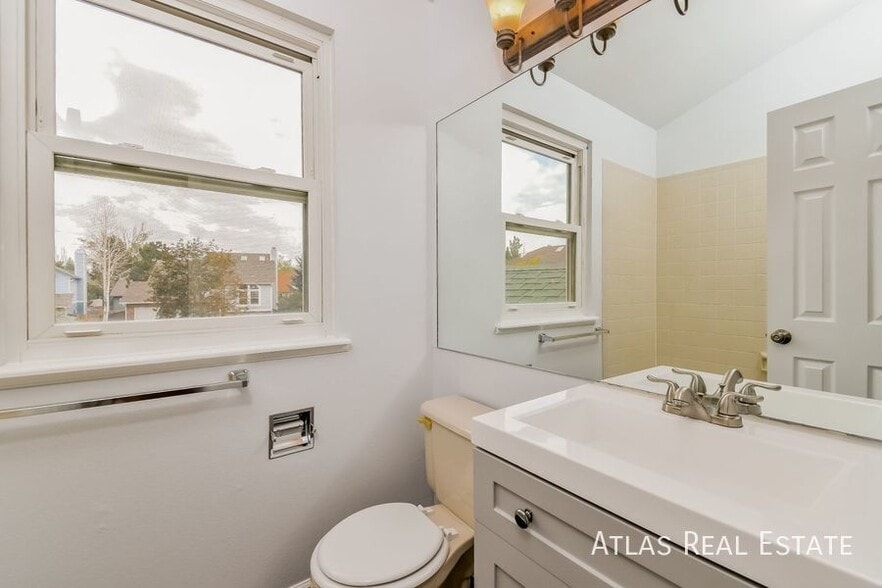 Building Photo - 8560 Ilex Dr