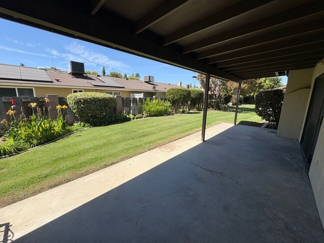 Building Photo - 2-Bed, 2-Bath Condo in Bakersfield | Garag...
