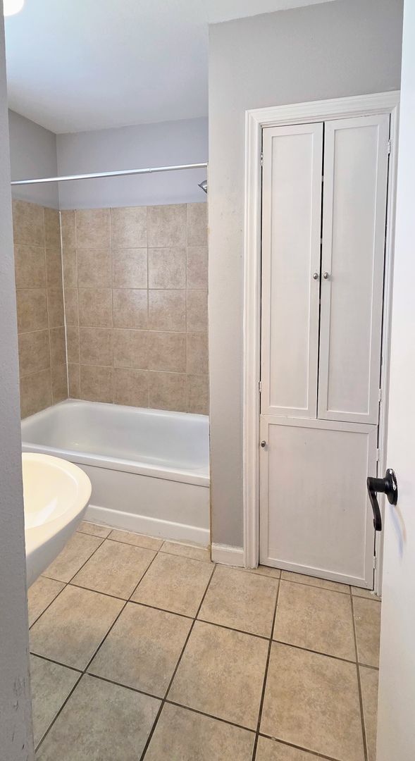 Building Photo - Mahncke Park! 1-Bedroom in 4-Plex near Ft ...