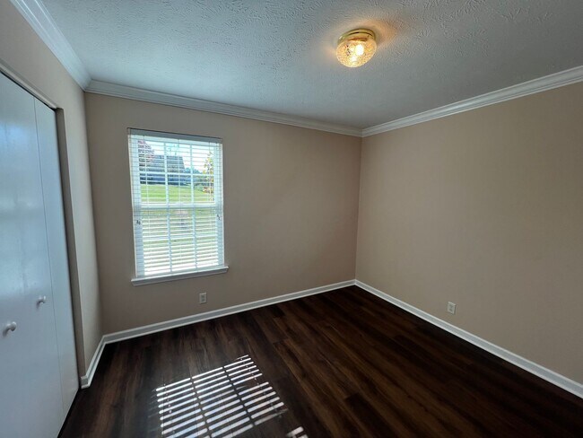 Building Photo - Beautifully updated 3 BR 2 Bath Home in La...