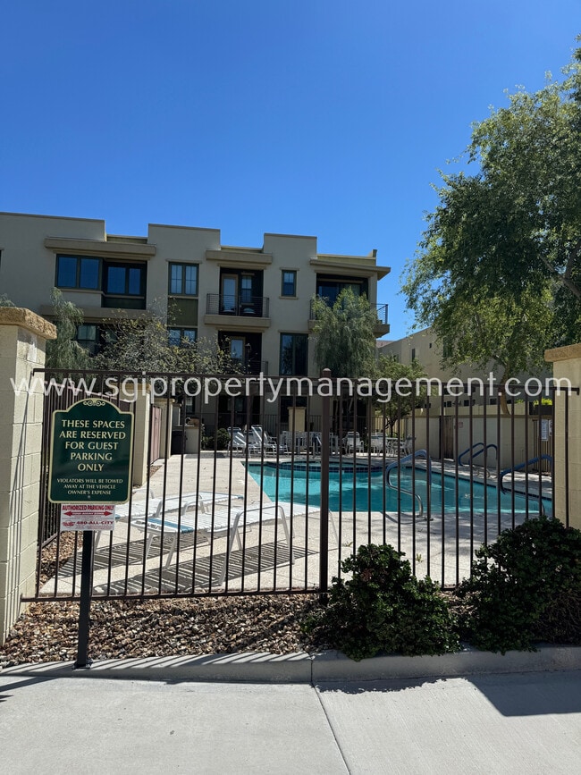Building Photo - Luxurious Biltmore Townhome