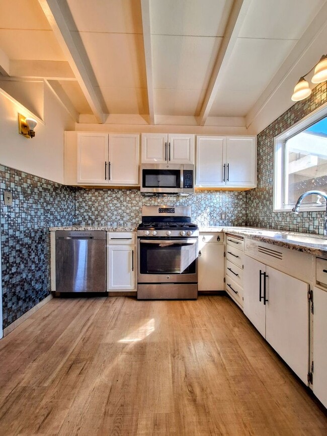 Building Photo - Refurbished 3bd Single Story House With Carport & Large Yards