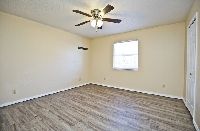 Building Photo - 9050 Grimes Dr