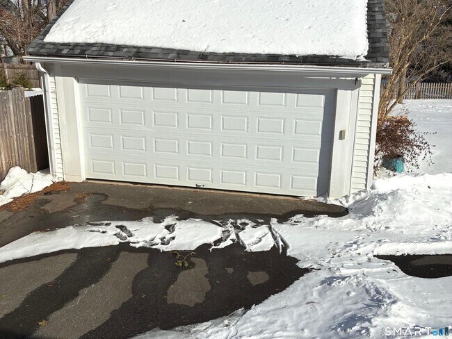 Building Photo - 302 Quaker Ln N