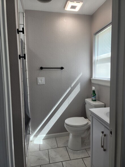 Master bath - 3324 Arlington St