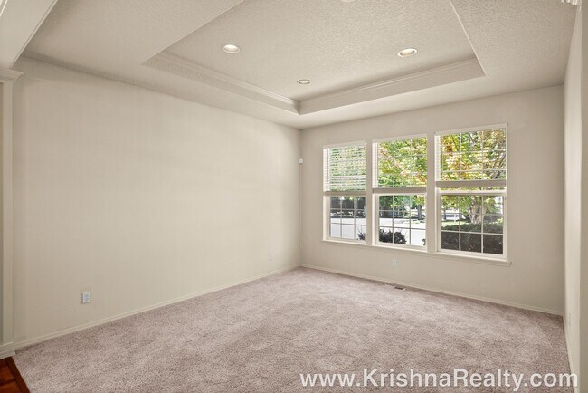 Building Photo - Beautiful 3 Bedroom | 2.5 Bathroom Single Family Home | 1 large bonus room | Located In Quiet Cas...