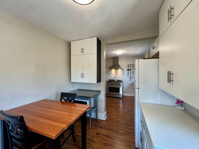 Building Photo - Beautifully Renovated & Fully Furnished Home in Peoria Heights!