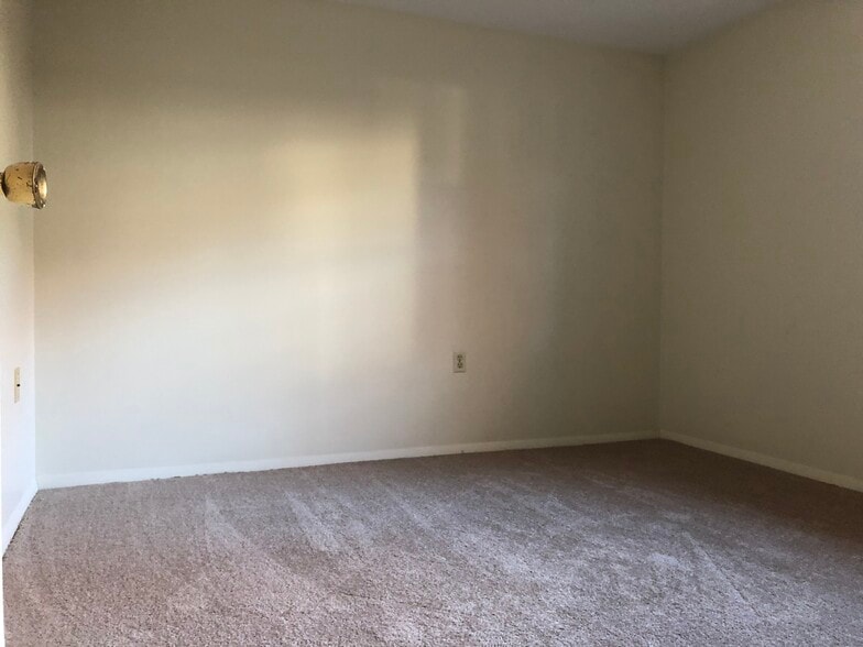 Building Photo - 106 Fernwood Ct