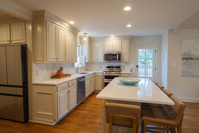 Building Photo - 3719 S Woodland Dr