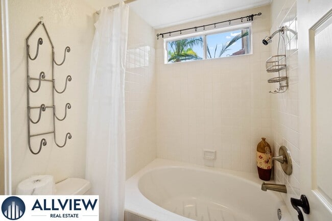 Building Photo - Fully Furnished Townhome with Attached Gar...