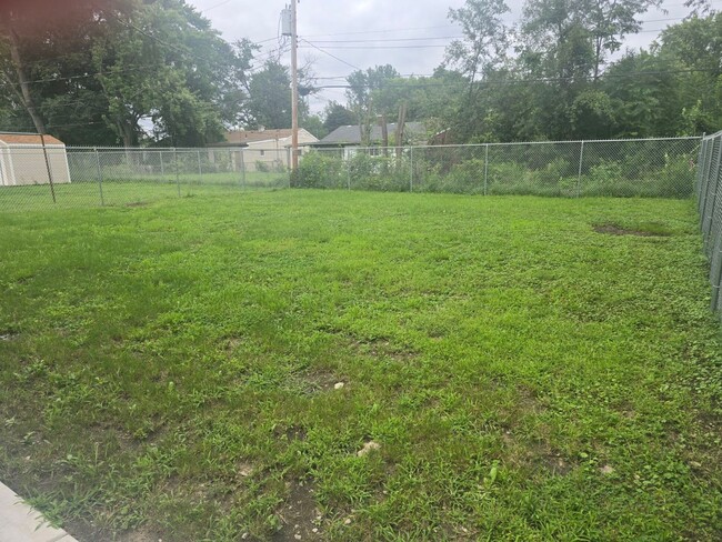 Building Photo - Section 8 Accepted 3 Bedroom w/Fenced Yard