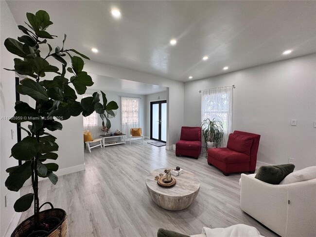 Building Photo - 6159 SW 22nd St