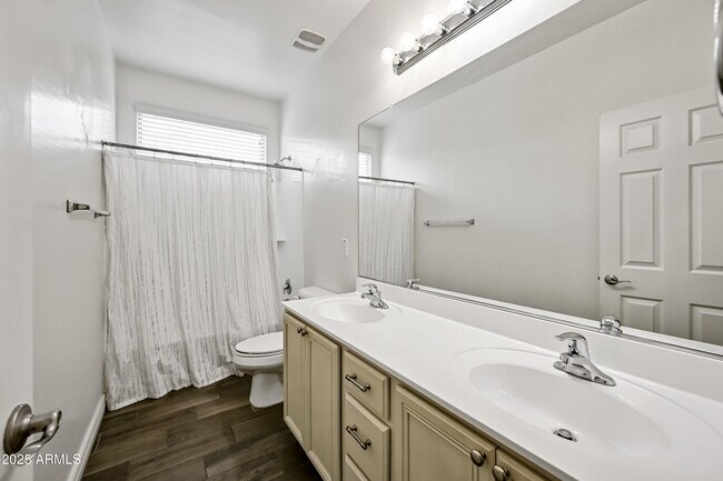 Building Photo - 2414 E Hazeltine Way