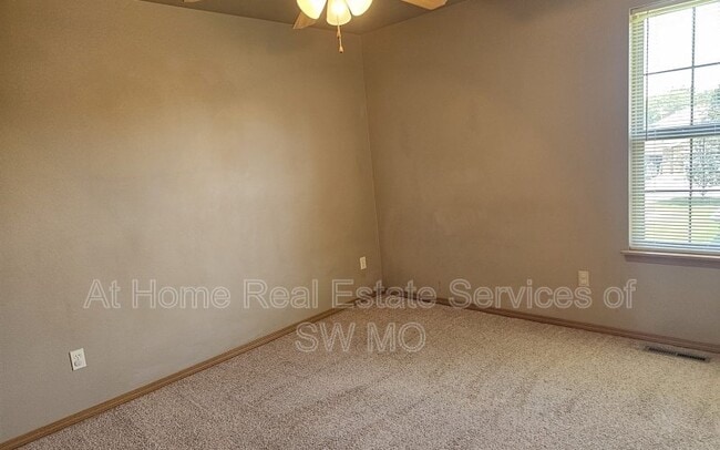 Building Photo - 622 S Landen Ave