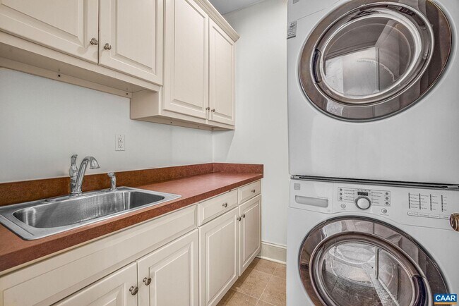 Building Photo - 000 Ragged Mountain Dr