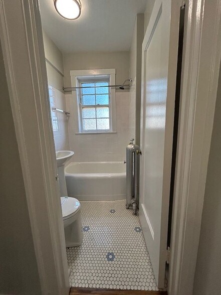 Building Photo - 1601 W Thome Ave