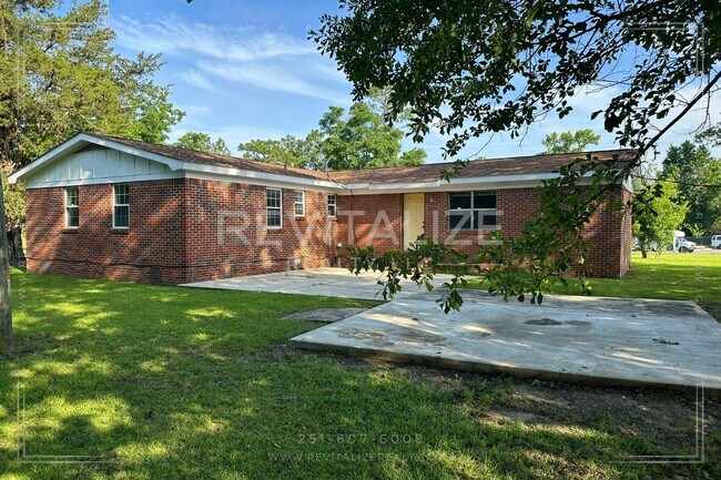 Building Photo - AVAILABLE NOW! 3 Bedroom/2 Bathroom House ...