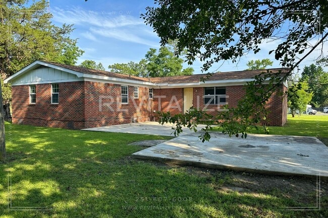 Building Photo - **Coming Soon** 3 Bedroom/2 Bathroom House...