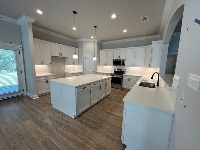 Building Photo - Beautiful Executive home in Hammock Bay with fenced backyard