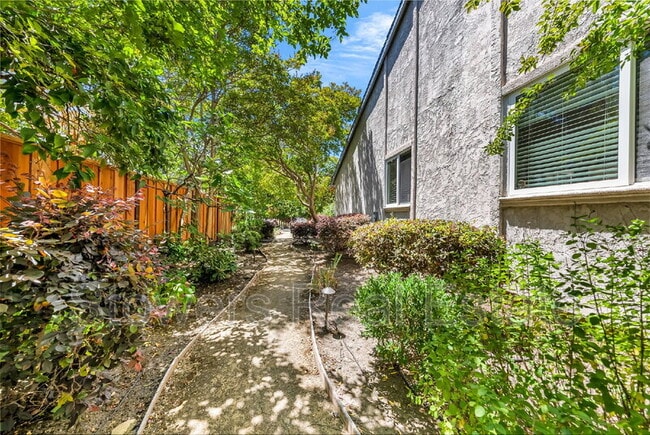 Building Photo - 38 Circle Creek Ct
