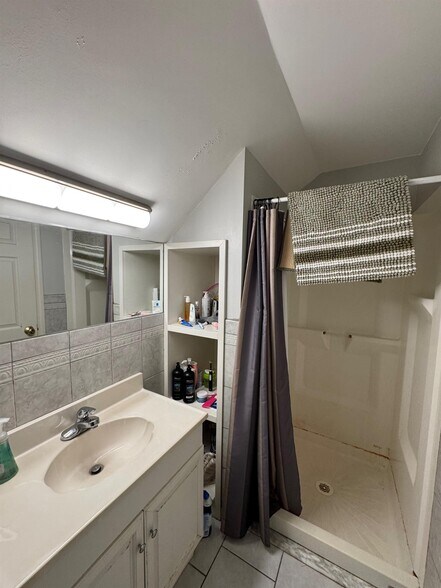 Building Photo - 20 Benton Rd