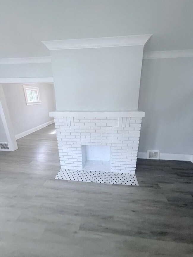 Building Photo - Gorgeous 4 bd, 1.5 bth Cleveland Heights Stunner!