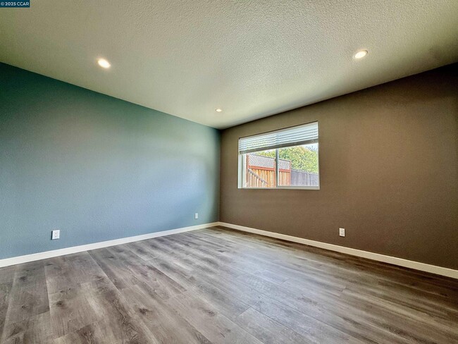 Building Photo - 148 Lancaster Way