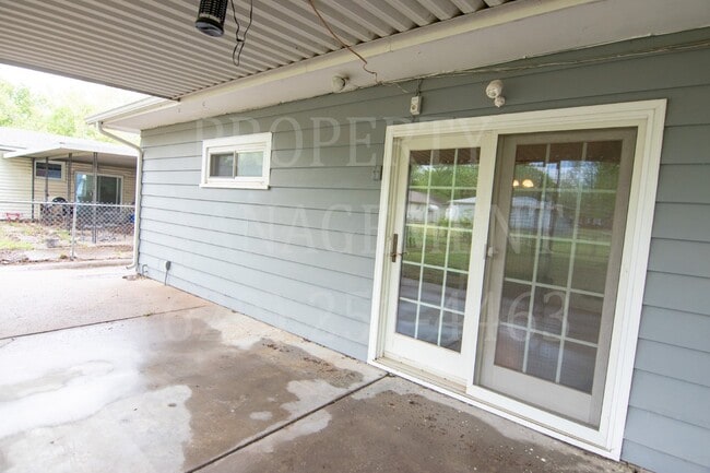 Building Photo - 4 Bedroom 2 Bath