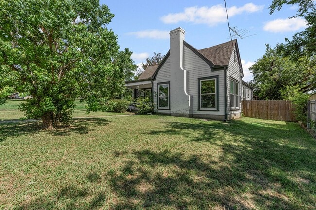 Building Photo - Historic Charm in Hillsboro!