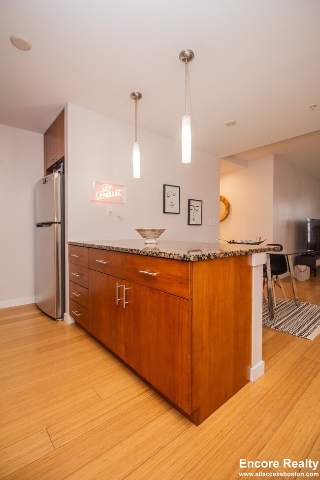 Building Photo - 16 Miner St