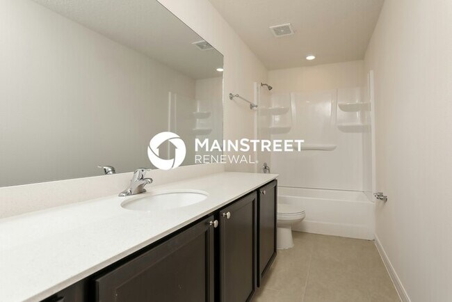 Building Photo - 5 Bedroom Pet-Friendly Home in Leesburg, FL with Main Street Renewal