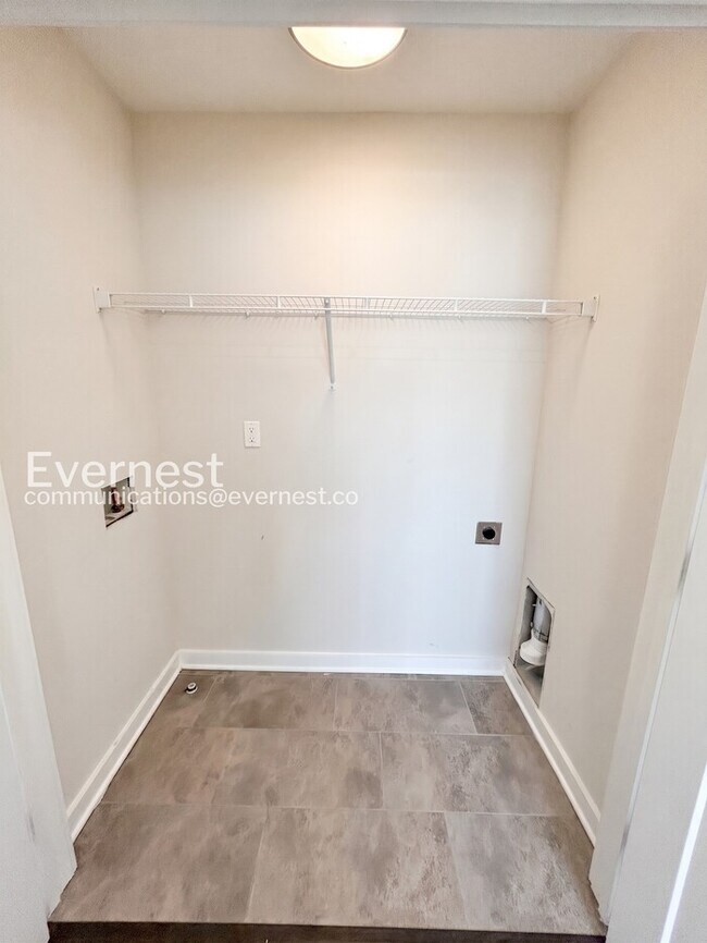 Building Photo - Limited Time Special Offer / 2 Bed/2.5 Bath Townhome with Off-Street Parking / Pet-Friendly / Ava...