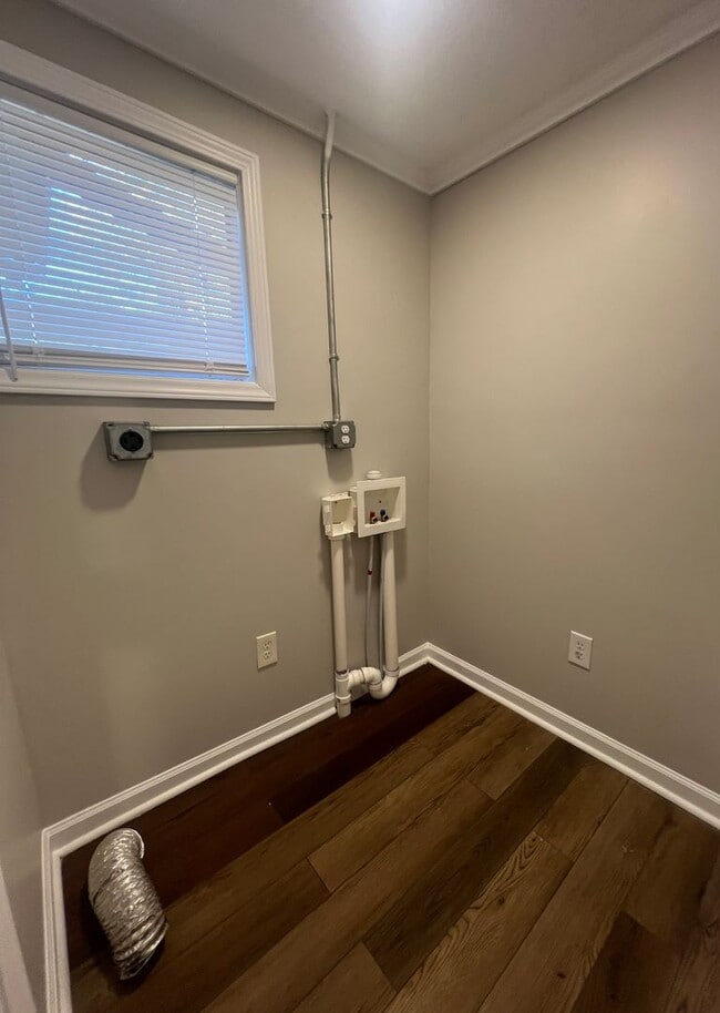 Building Photo - **MOVE-IN Special $500 off the 1st full month's rent with lease signed by 12/10/25**