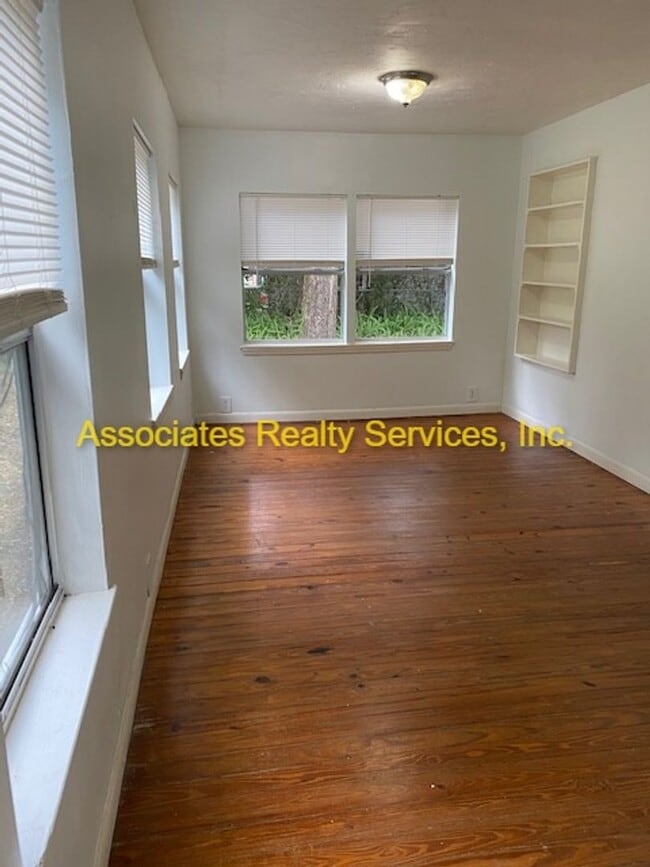 Building Photo - MOVE IN SPECIAL!!! 3 Bed/2 Bath Home in NW...