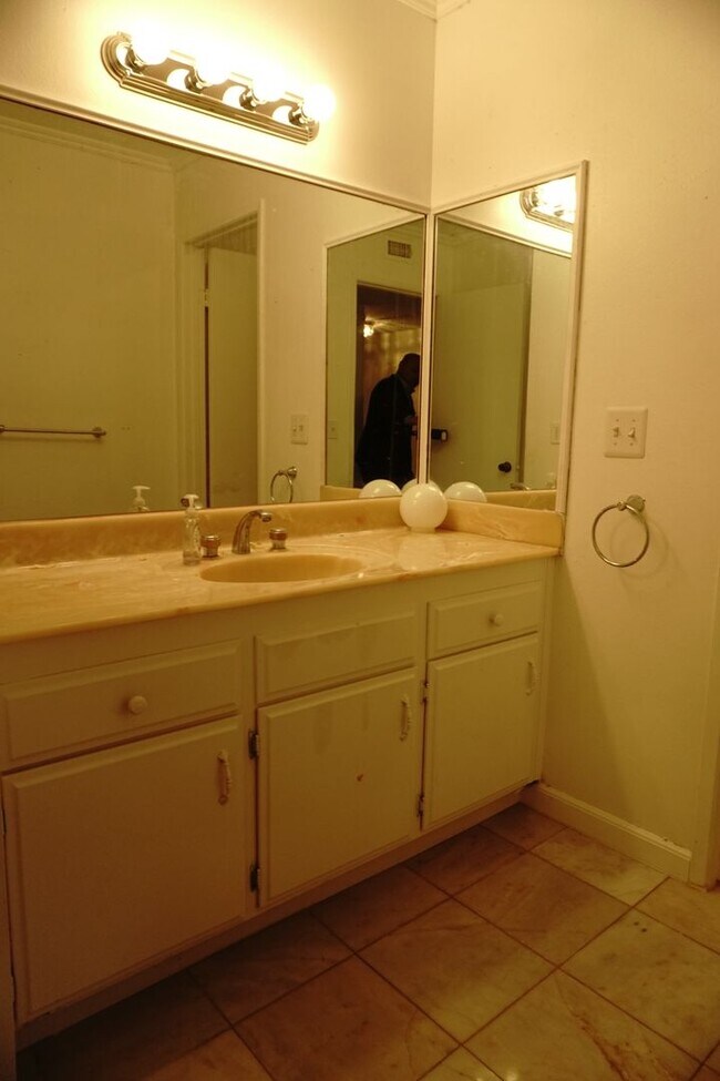 Building Photo - 1405 Vegas Valley Dr