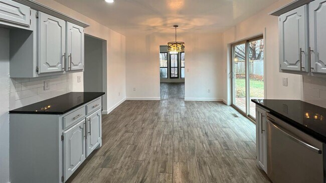 Building Photo - 12510 Maple Ridge Rd