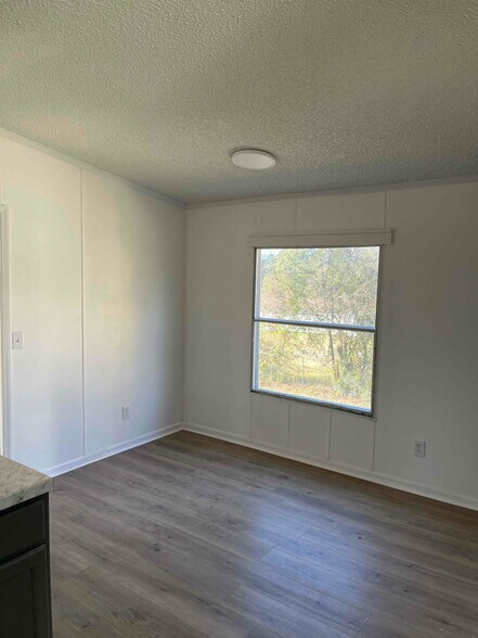 Building Photo - 170 Lee Rd 211