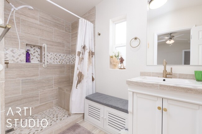 Building Photo - Fully furnished 2-bedroom 2-bathroom