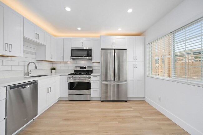 Building Photo - 520 Poinsettia Ave