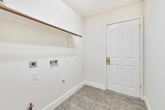 Building Photo - 7 Heron Hollow Ct