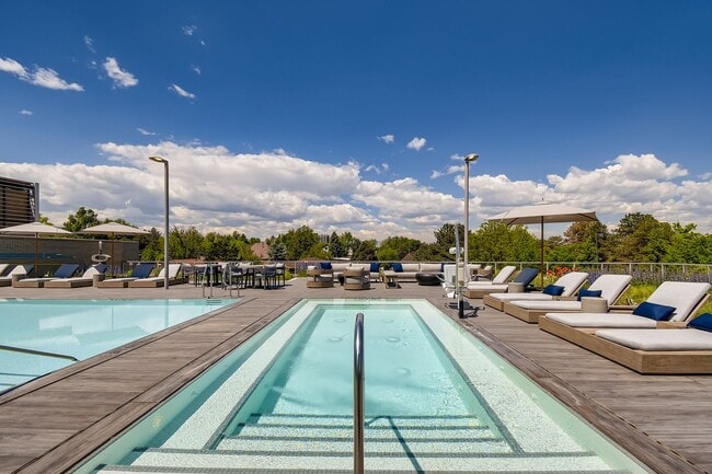 Building Photo - 1BD, 1.5BA Lakehouse Condo on the 6th Floor