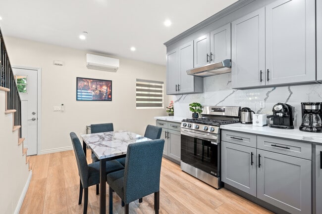Building Photo - Stylish & Bright 2 Bed 2 Bath | Fully Furn...