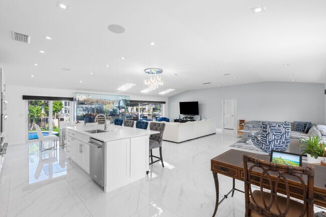 Building Photo - 2813 NE 29th St